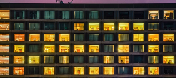 BSZ Technik Dresden : Wohnheim von vorn und bei Nacht mit leuchtenden Fenstern